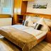 Garni-Hotel Adler, Ostfildern: cozy guest room with double bed, window, radiator, and wooden furnishings