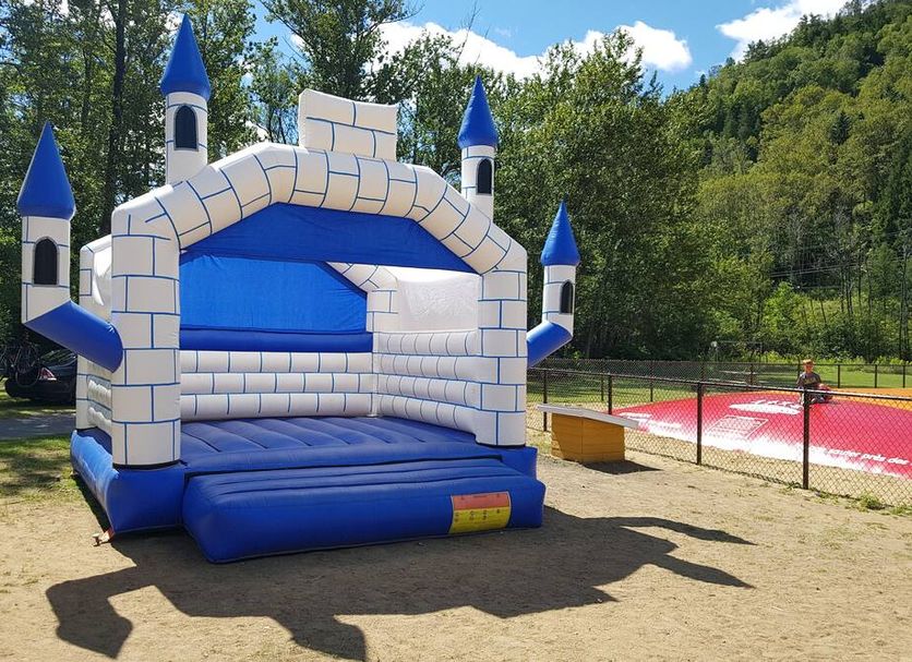 Motel Le Riviera, La Malbaie: blue-and-white castle-themed inflatable bounce house outdoors