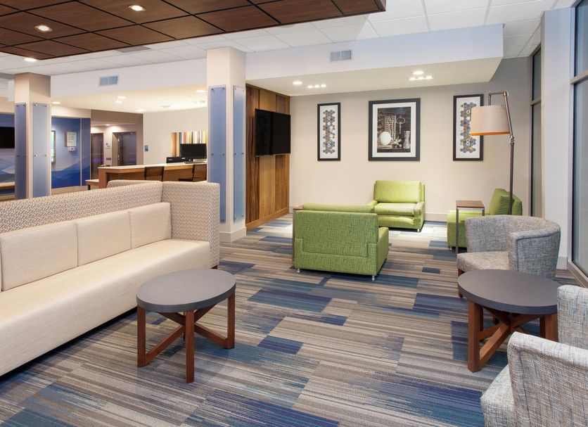 Holiday Inn Express & Suites Sterling Heights-Detroit Area lobby seating area in Sterling Heights