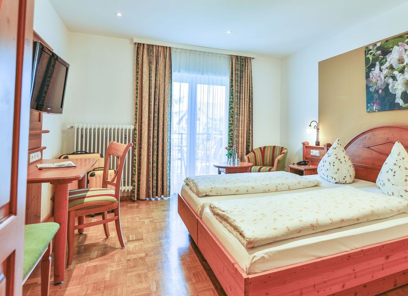 Zum Ochsen in Schallstadt guest room with double bed, desk, chairs and balcony doors