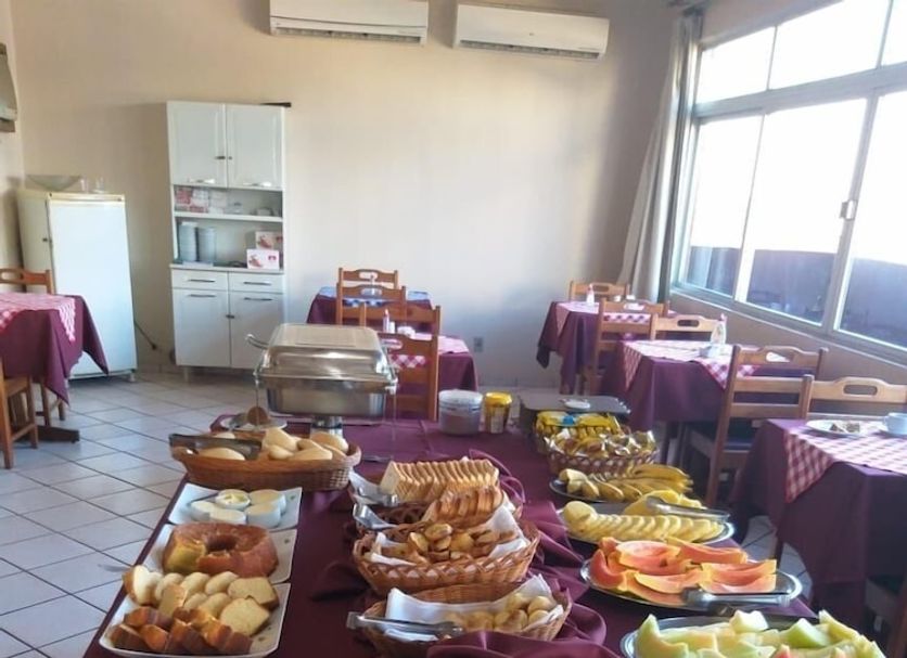 Breakfast buffet at Hotel Central in Porto Velho with pastries, fruit, and juices