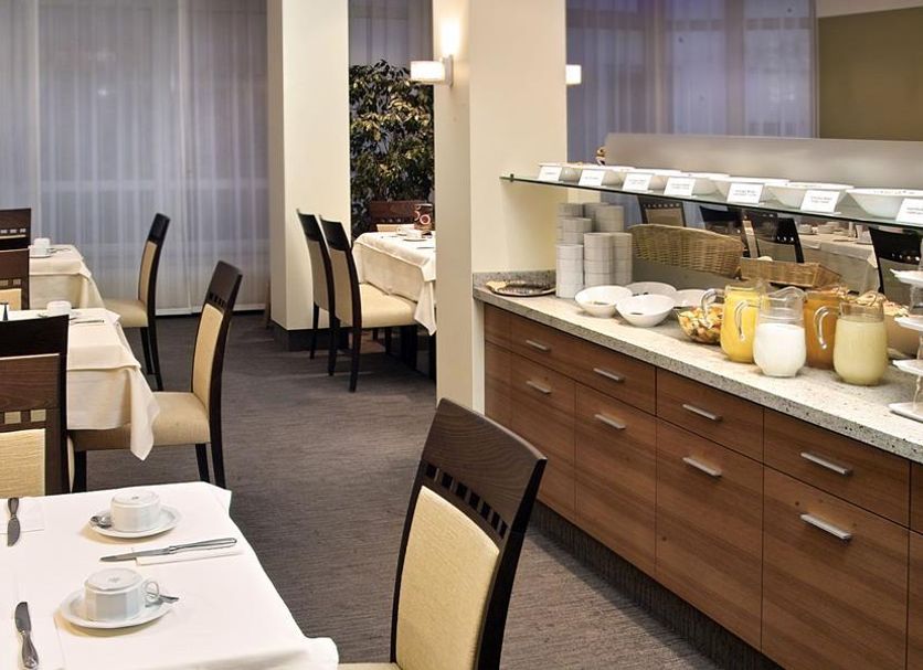 Hotel am Jakobsmarkt, Nuremberg: breakfast dining room with set tables and buffet counter