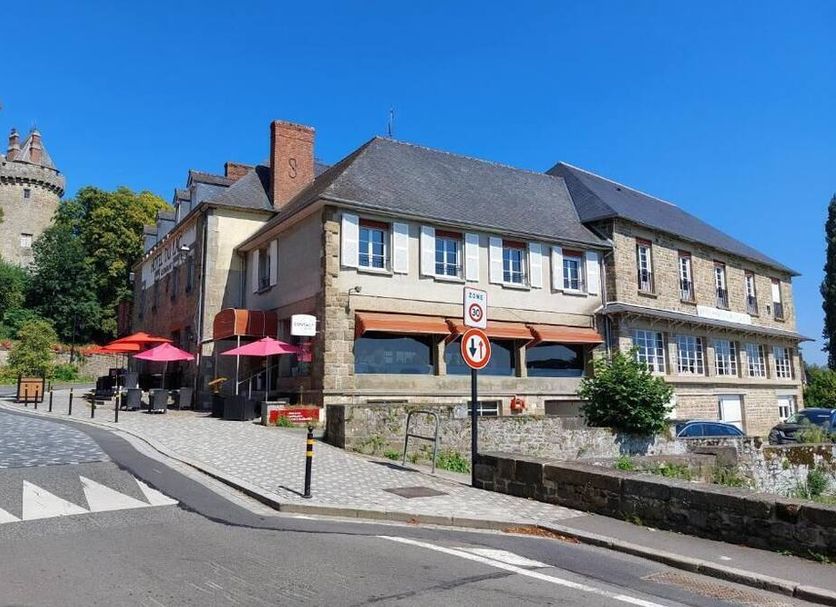 Hotel - Restaurant du Lac - Agen in Boé, stone hotel exterior beside a castle tower