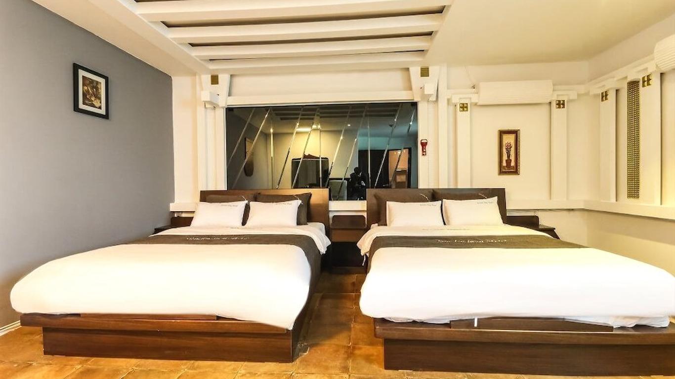 Garden Bay Hotel