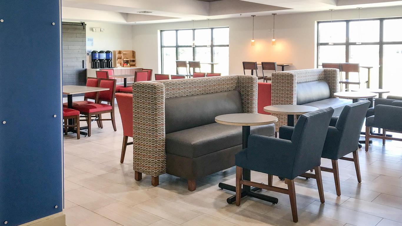 Holiday Inn Express & Suites Lubbock West