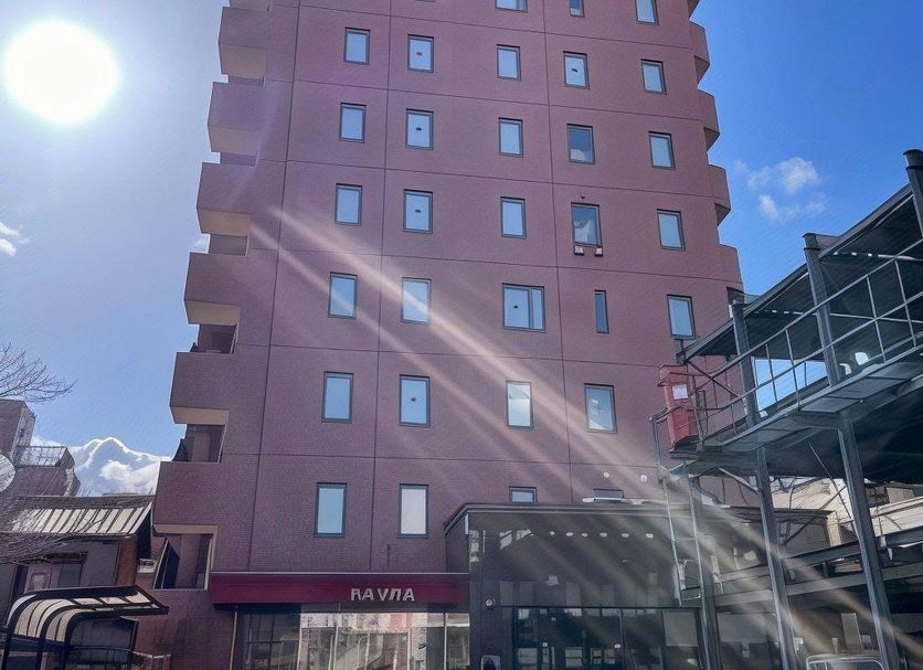 Sakai Sun Hotel Ishizugawa in Sakai, tall pink hotel building with sunlit facade
