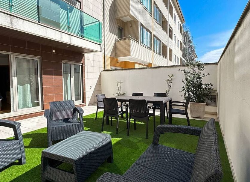 Casas e Quintas de Praia in Aveiro: outdoor patio with seating and dining table beside the building