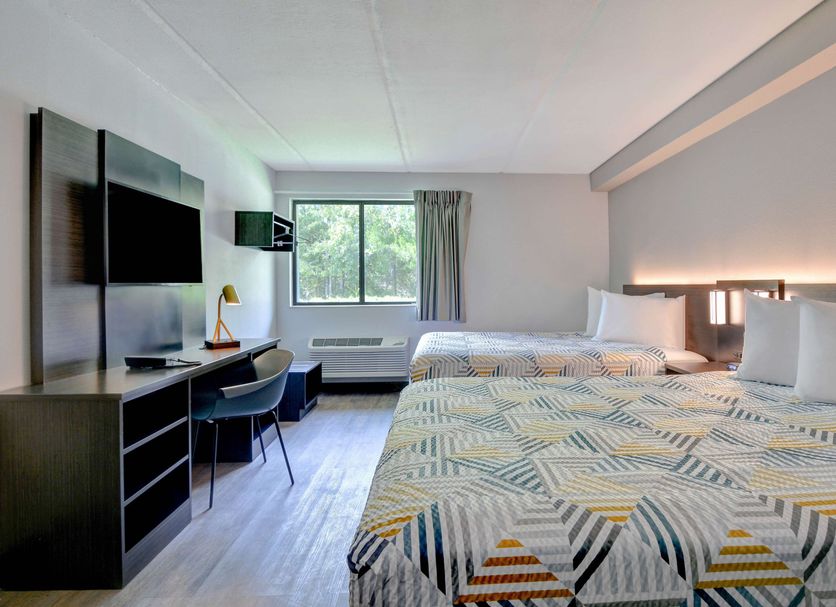 Studio 6-Jacksonville, FL - Baymeadows room with two beds, desk, TV and window in Jacksonville