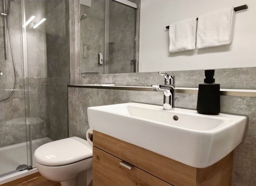 Hotel Restaurant Verst, Gronau bathroom with glass shower, toilet and sink vanity