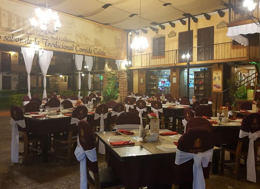 Hotel Temático Mision Colonial restaurant with set tables and balcony seating in San Cristóbal de las Casas
