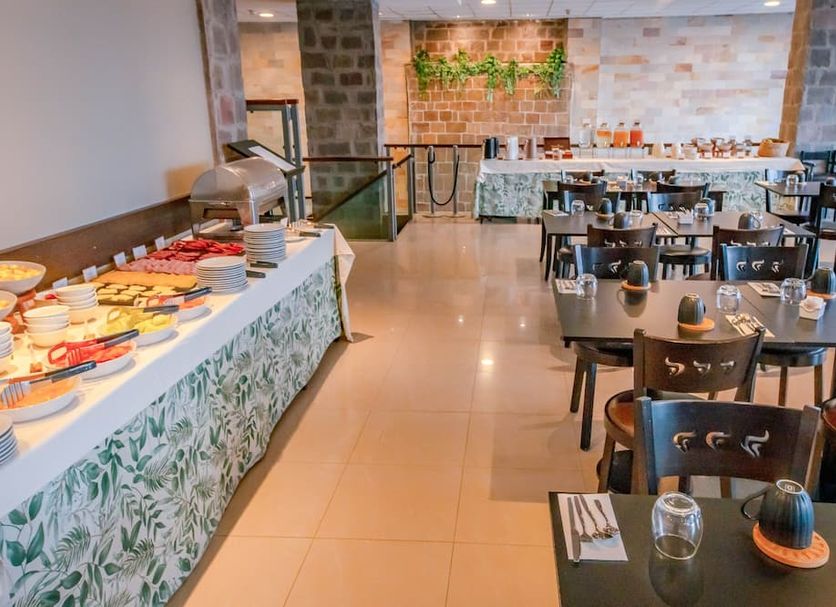 Yene hue, Puerto Madryn: hotel breakfast buffet and dining area with tables and chairs