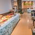 Yene hue, Puerto Madryn: hotel breakfast buffet and dining area with tables and chairs