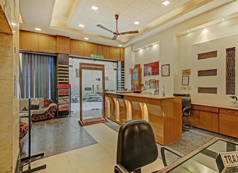 Front desk Photo