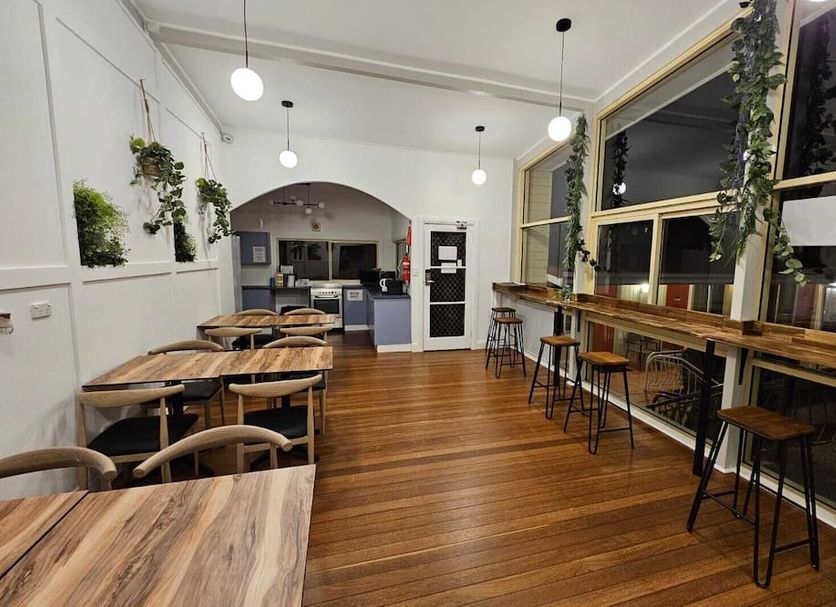 Waterview Gosford Motor Inn in Gosford: modern guest lounge with wooden tables, bar stools and hanging lights