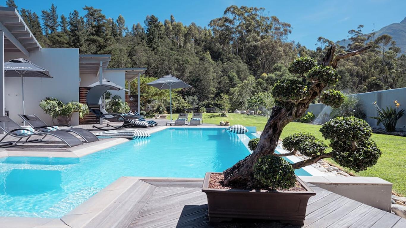 A Riverbed Guesthouse