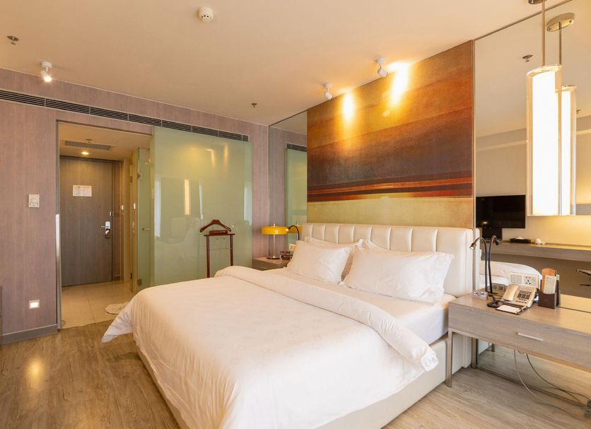 Jinjiang Metropolo Hotel Shenyang Shengjing Hospital Sanhao Street guest room with king bed and modern lighting in Shenyang