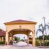 Downtowner Inn and Suites in Houston with covered drive-through entrance and palm trees