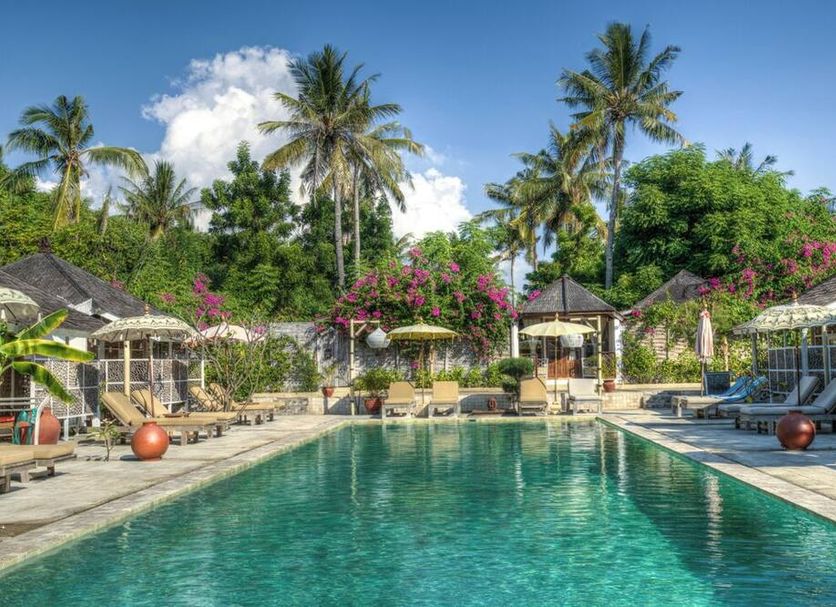 Les Villas Ottalia Yoga & Diving, Gili Meno pool with palm trees and lounge chairs in Pemenang