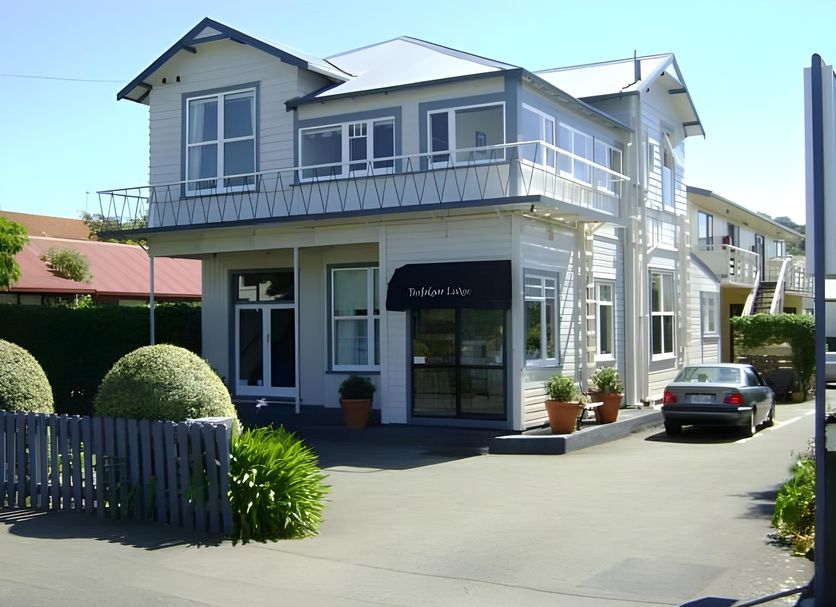 Trafalgar Lodge in Nelson, two-story hotel exterior with balcony and driveway