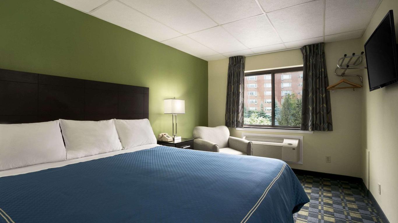 Travelodge by Wyndham Cleveland Lakewood