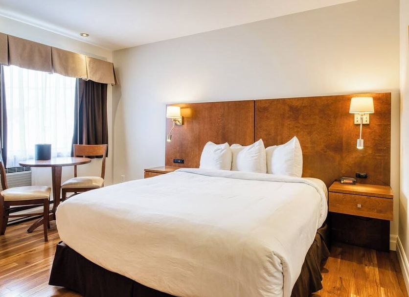 Motel Mistral, Rouyn-Noranda: guest room with king bed, desk, chairs and large window