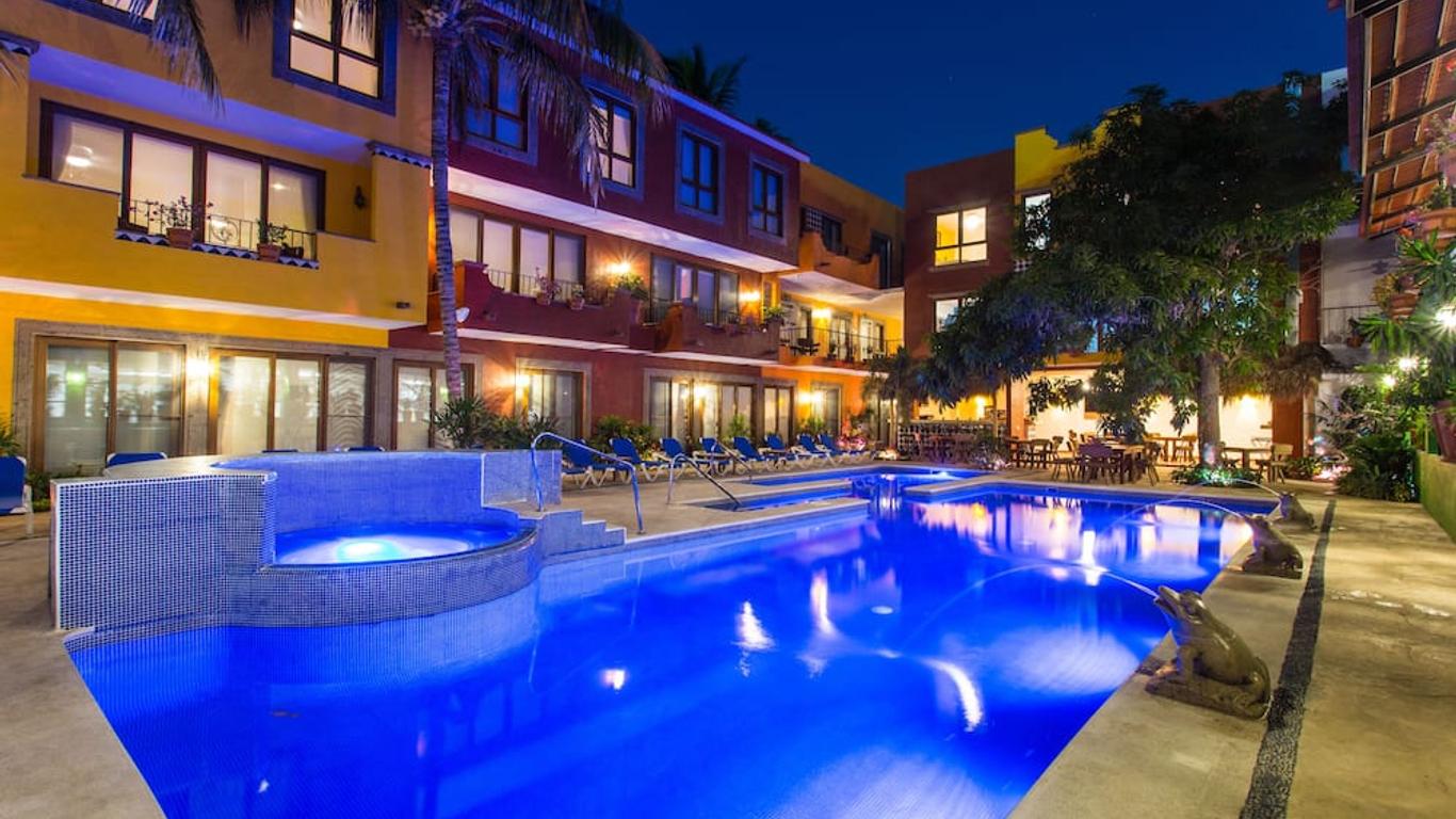 Casa Lotería -Pueblito Sayulita- Colorful, Family and Relax Experience with Private Parking and Pool