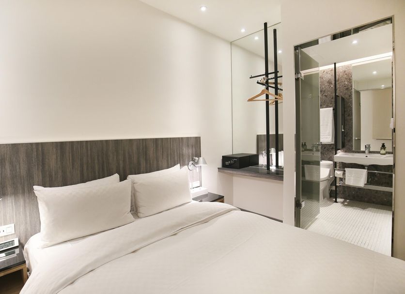 Dandy Hotel - Tianjin Branch room in Taipei City with king bed and glass bathroom door