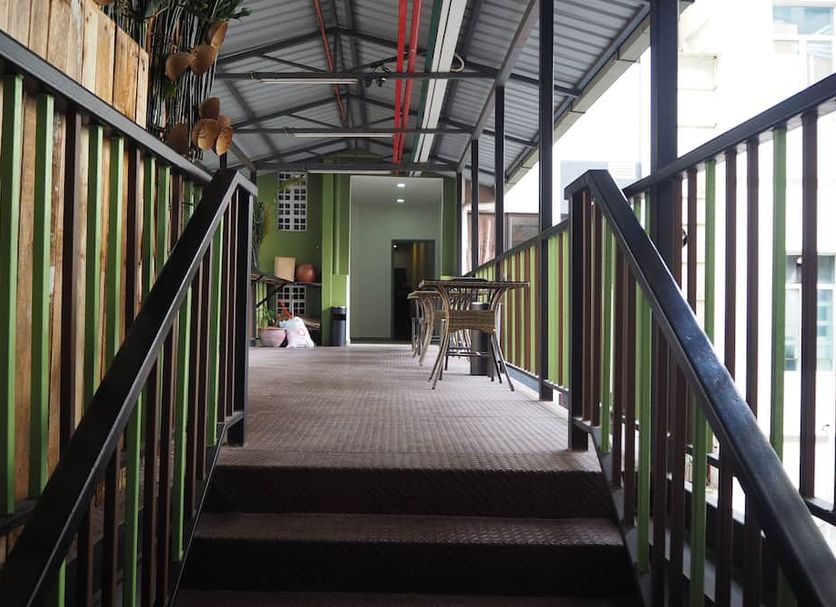 Leo Leisure Hotel @ Central Market, Kuala Lumpur: covered walkway with stairs and seating