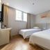 Hi Inn Shanghai Xuhui Jiaotong University guest room with two single beds and a window in Shanghai