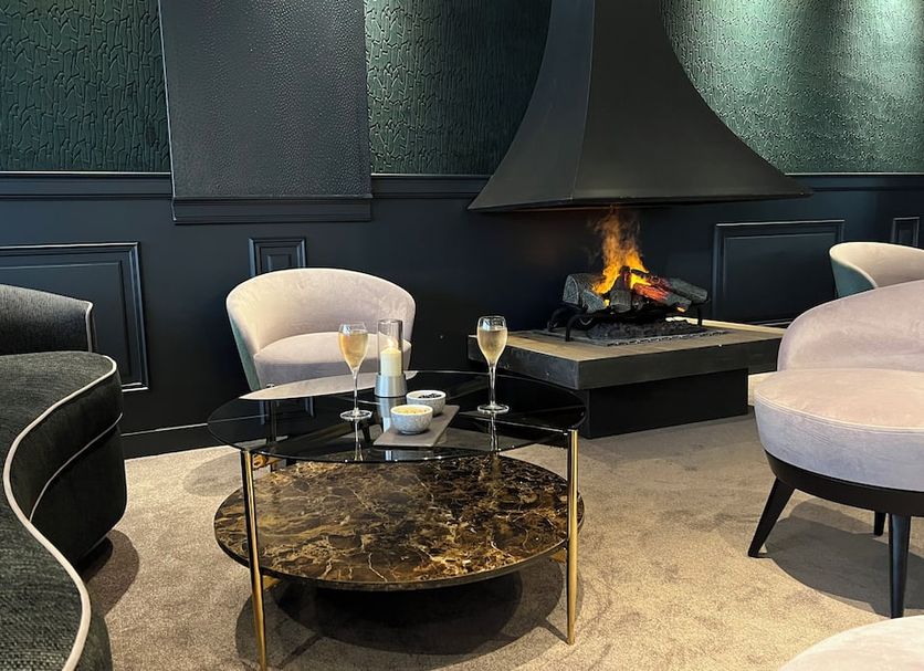 Le Trophée Boutique Hôtel Spa- La Loggia Appart'hôtel, Deauville lounge with fireplace and drinks
