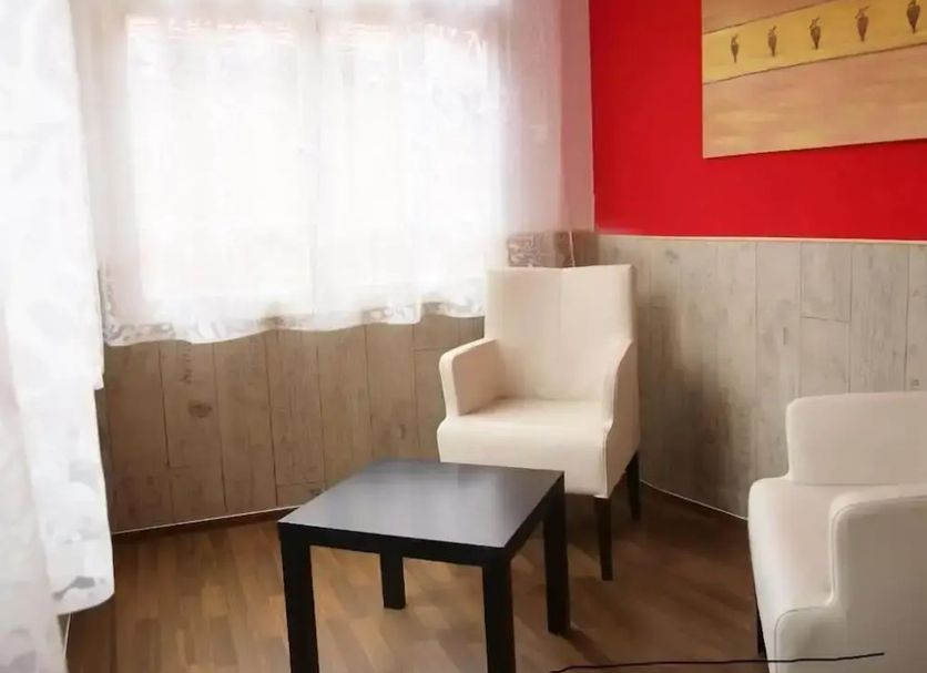 Zum Hollander Hof in Bad Arolsen room with white armchairs, black table and bright window