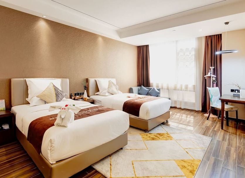 Guangzhou Kardon Hotel Gorgeous in Guangzhou twin-bedded guest room with large window and desk