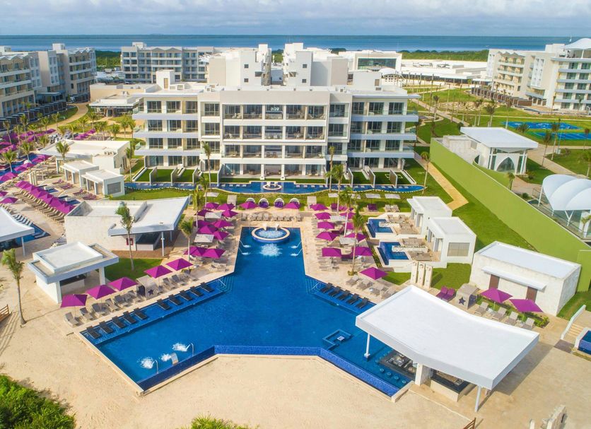 Planet Hollywood Cancun, An Autograph Collection Resort in Cancún with a large pool, loungers, and ocean view