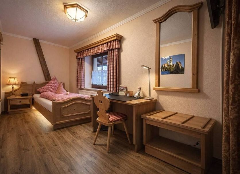 Hotel Sonnekalb in Naumburg room with bed, desk, mirror and wood furniture