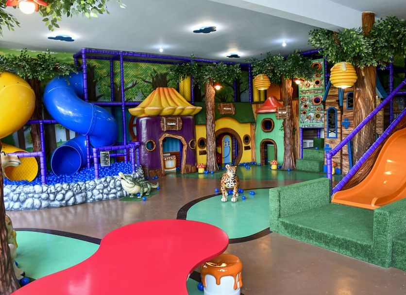 Hotel Fazenda Vista Alegre in São Lourenço with colorful indoor kids play area and slides
