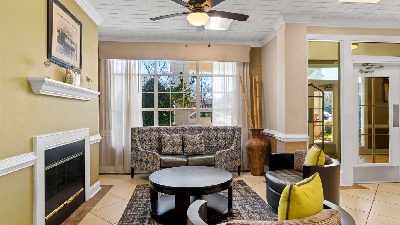 Quality Inn Fayetteville Near Historic Downtown Square