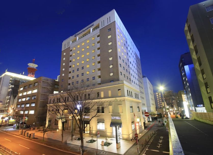 Daiwa Roynet Hotel Yokohama-Koen in Yokohama at night, street view of a tall illuminated hotel