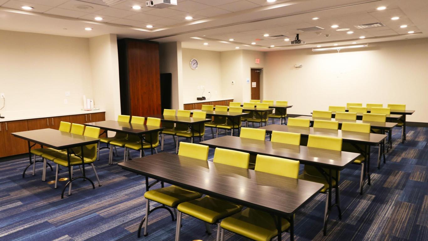 Holiday Inn Express & Suites - Houston Iah - Beltway 8, An IHG Hotel