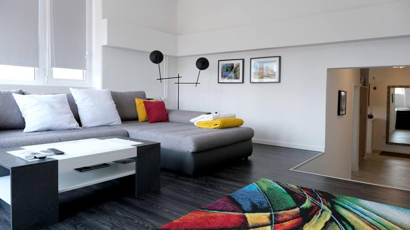Main Square Oval Apartment
