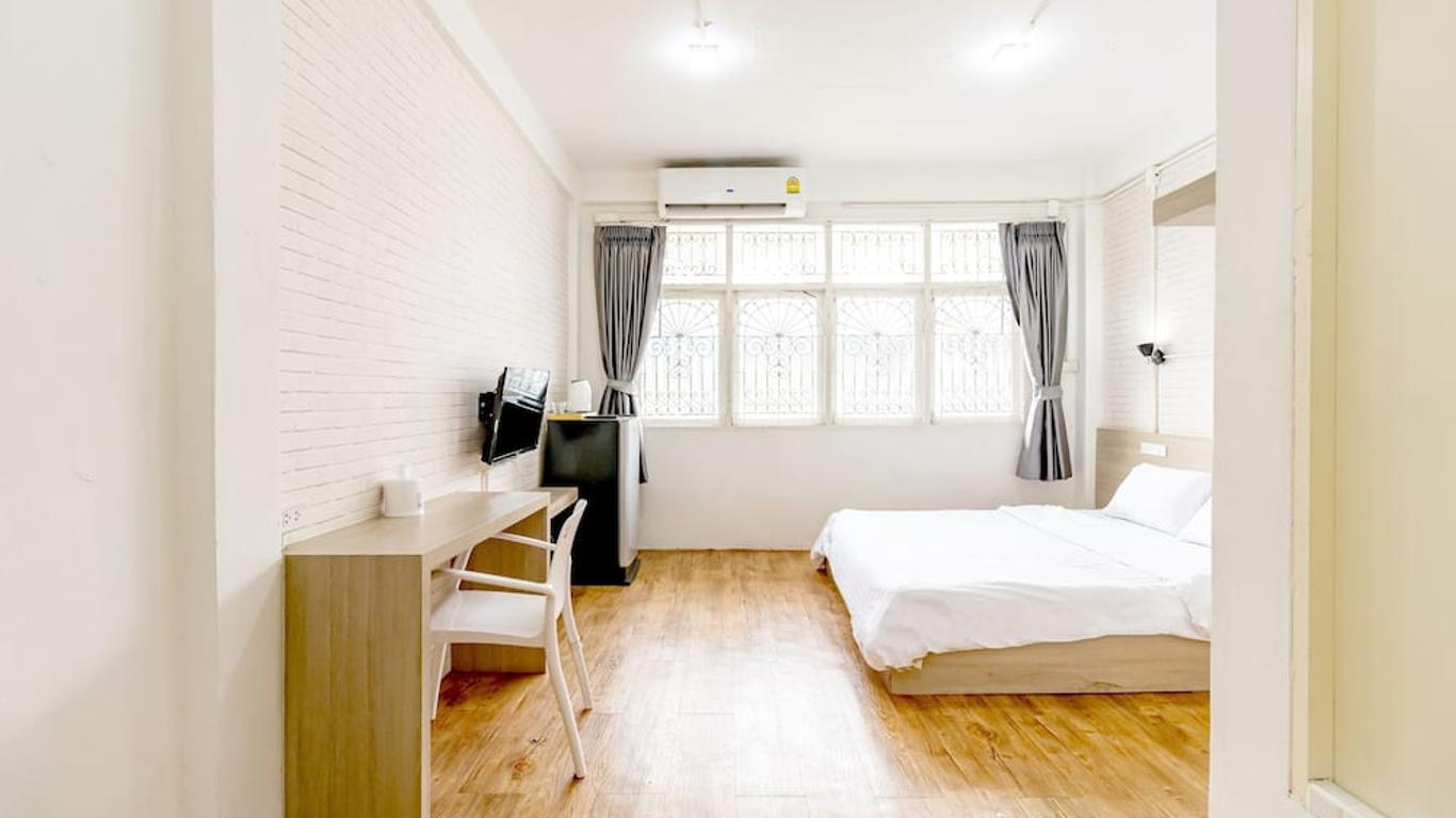Ze Residence Bang Aor Station
