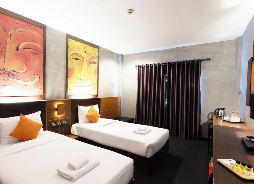 B2 Airport Boutique & Budget Hotel in Chiang Mai guest room with two twin beds, wall art, and dark curtains