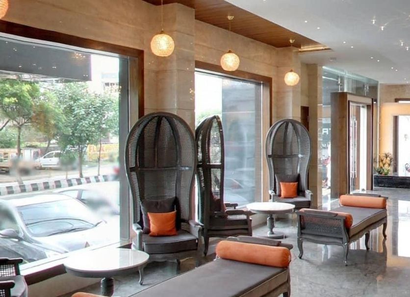 Hotel Grand Marian, Ludhiāna: lobby seating area with egg chairs and large street-facing windows