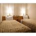 Hotel Shin-ei in Toyota twin room with two single beds and bedside lamps