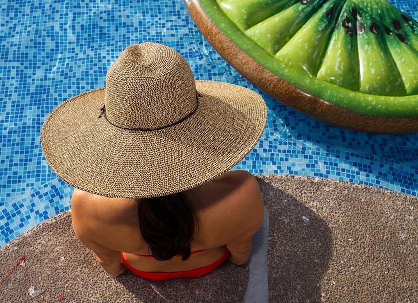 Suites Plaza del Río, Puerto Vallarta: guest relaxing by a blue mosaic pool with a large floating kiwi slice