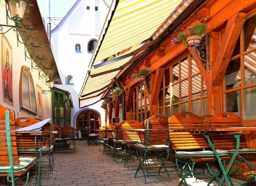 Altstadthotel Bräuwirt in Weiden in der Oberpfalz, outdoor café seating in a narrow courtyard