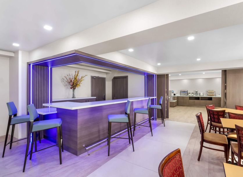 Baymont by Wyndham Arlington At Six Flags Dr bar and lounge area in Arlington