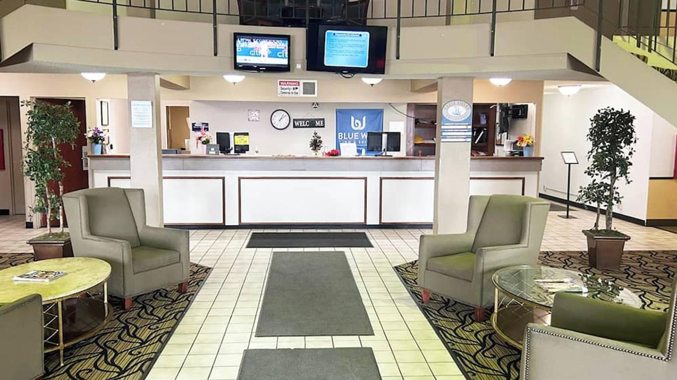 Norwood Inn & Suites La Crosse