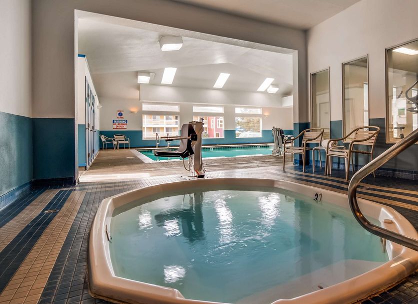 Indoor hot tub at Best Western Salbasgeon Inn & Suites of Reedsport in Reedsport
