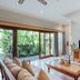 Desa Swan Villas & Spa, Gianyar: villa living room with sliding doors to tropical garden