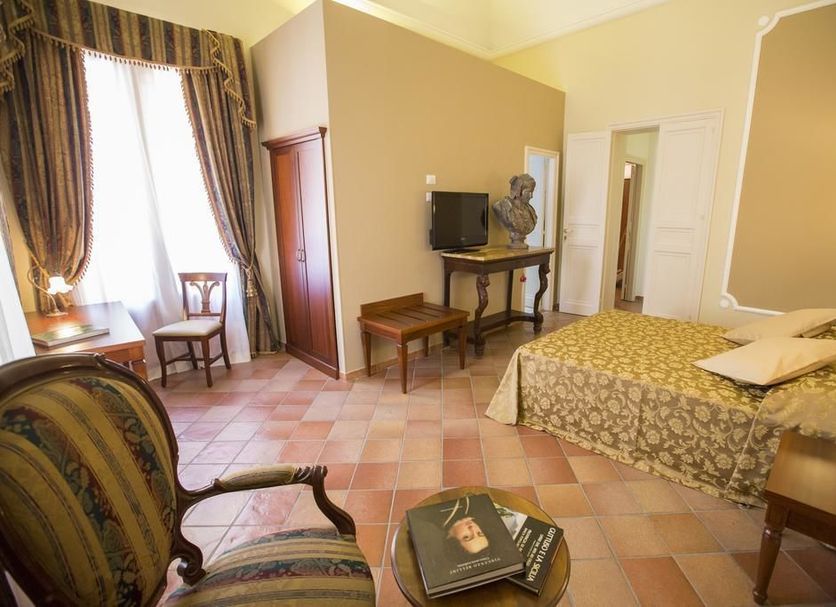 Palazzo Raho, Cefalù: guest room with twin beds, tiled floor, wardrobe and window seating